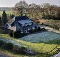 Solides Wohnhaus mit Doppelgarage im Außenbereich von Lohne