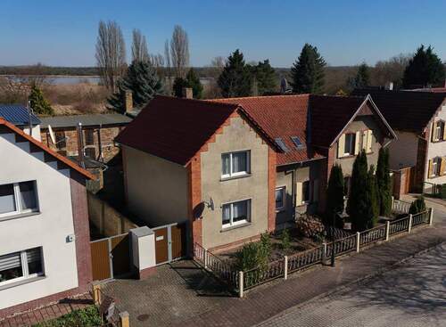 Drohnenaufnahme - Wohnen nach Ihren Ideen in Petersroda: Wohnhaus mit Innenhof, Garage und vielseitigen Möglichkeiten!