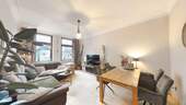 Wohnzimmer - Bezugsfertige Altbauwohnung mit Einbauküche, zwei Bädern und weiteren Highlights