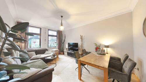Wohnzimmer - Bezugsfertige Altbauwohnung mit Einbauküche, zwei Bädern und weiteren Highlights