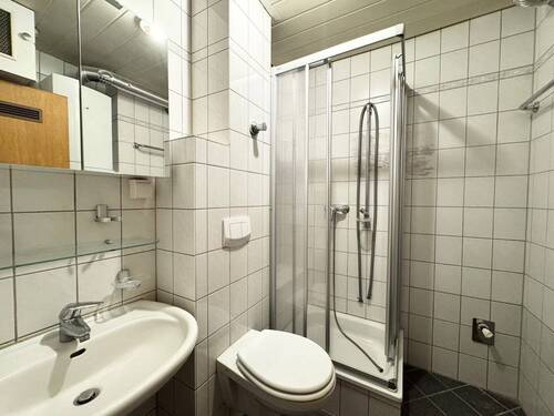 Badezimmer mit Dusche - 
