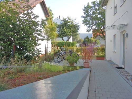 Hauszugang mit Fahrradständern.JPG - GalerieWohnung m. Dachterrasse – 2,5 Zimmer, ruhig, verkehrsgünstig, Tageslichtbad, Abstellr., TG