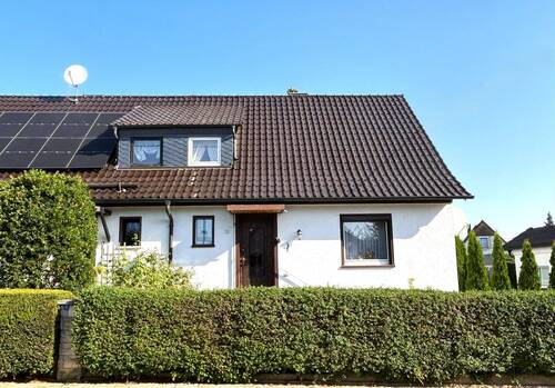 Hausansicht - Charmante Doppelhaushälfte mit Gartenidylle