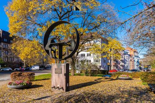 Nur wenige Schritte vom Hauseingang entfernt: ein Stück Lebensqualität mit Skulptur... - 