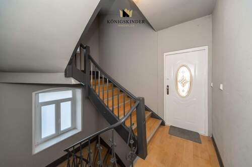 Gepflegtes Treppenhaus – harmonische Verbindung von Altbaucharme und moderner Gestaltung - 4 Zimmer Etagenwohnung in Pforzheim