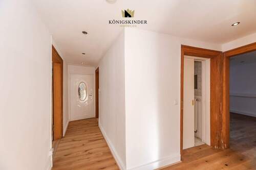 Einladender Eingangsbereich – warme Holzoptik und klare Linien führen in die charmanten Wohnräume - Etagenwohnung mit 111,20 m&sup2; in Pforzheim zum Kaufen