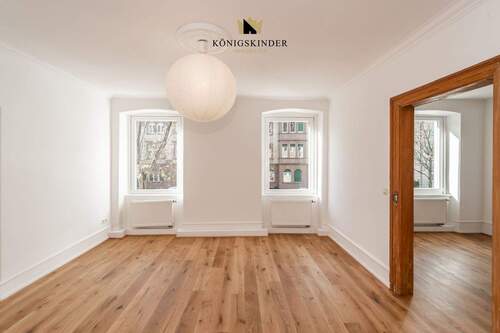 Geräumiges Schlafzimmer mit stilvollem Durchgang zu einem weiteren Raum - 