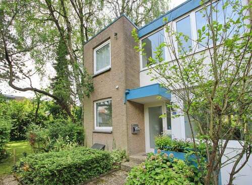 Außenansicht (saisonale Anpassung durch KI) - Reihenendhaus mit 89,60 m&sup2; in Norderstedt zum Kaufen