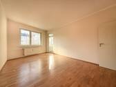 Wohnzimmer mit Zugang zum Balkon - 3 Zimmer Etagenwohnung zum Kaufen in Berlin