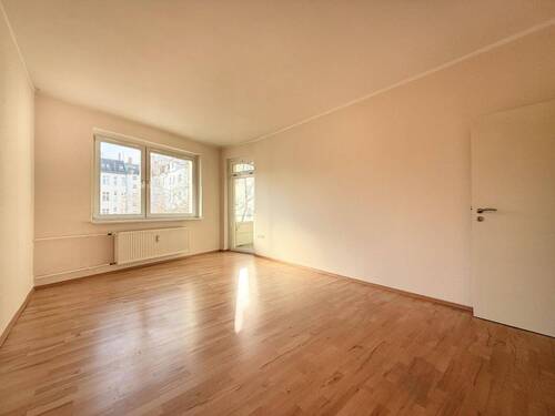 Wohnzimmer mit Zugang zum Balkon - 3 Zimmer Etagenwohnung zum Kaufen in Berlin