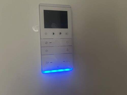 Klingelanlage - Etagenwohnung mit 90,60 m&sup2; in Halle (Saale) zur Miete