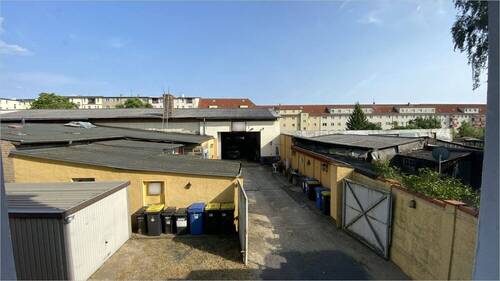 Blick auf Gewerbehalle - 