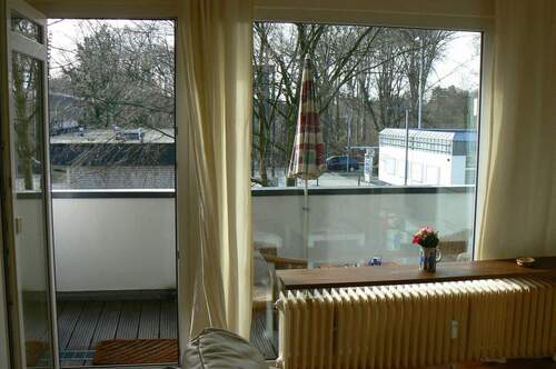 Sicht WZ zum Balkon - 1 Zimmer Etagenwohnung zum Kaufen in Erkrath