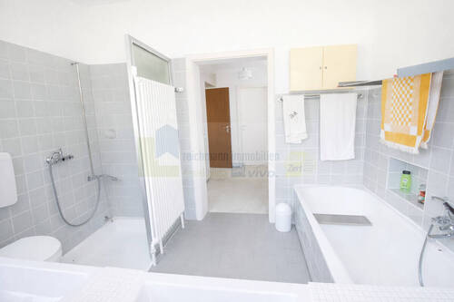 Badezimmer mit Tageslichtfenster - 