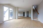 1 Wohnzimmer mit Treppe zum DG - Neubauprojekt: exklusive DG-Wohnung mit ausgebautem Spitzboden