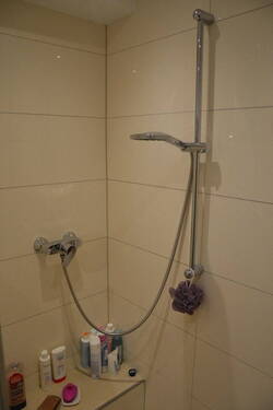 Dusche mit Sitzgelegenheit - 