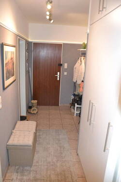 Flur mit Einbauschrank - 