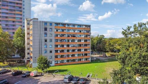 Hausansicht - Sanierte & vollmöblierte 2-Zimmer-Wohnung mit Balkon & Stellplatz
