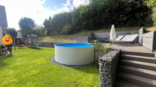 Pool mit Poolterrasse und Garten - 7 Zimmer Mehrfamilienhaus, Wohnhaus in Hennef-Bröl