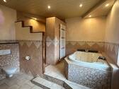 Bad mit großer Dusche und Whirlpool - 