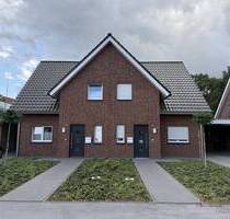 IMMOBILIEN GUMNIOR präsentiert: neuwertige Doppelhaushälfte in Emsbüren mit Garten und Carport