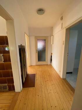 Flur EG Richtung Westen. Links Eingang Kinder-/Arbeitszimmer, rechts zum Badezimmer - 