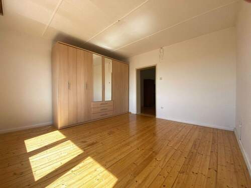 Schlafzimmer Blickrichtung Norden, Tür zum Kinder-Arbeits-Zimmer - 