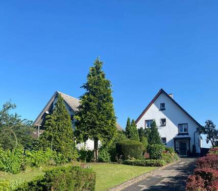 Großansicht Nordseite mit Nachbarhaus - ZFH in Bestlage mit zusätzlicher Bebauungsoption