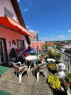Terrasse mit Tischen und Stühlen nach Osten - 