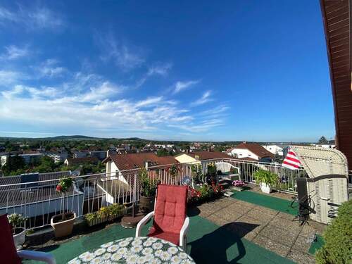 Terrasse OG nach Südwesten mit Blick zum „Letzenbuckel“ - 