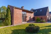 Hausansicht - Stilvolles Einfamilienhaus mit großem Grundstück
