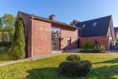 Hausansicht - Stilvolles Einfamilienhaus mit großem Grundstück