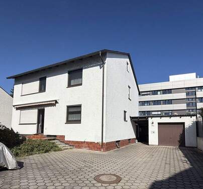Bild 1 - Charmantes Einfamilienhaus mit großem Garten und Potenzial in Regensburg-Reinhausen