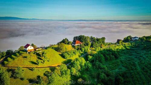Majski Vrh Drohne Original - Ihr Landsitz in Slowenien - mit wunderbarem Ausblick, großem Garten und eigenen Weinreben!