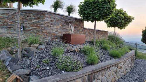 Natrusteinmauer, Corton Stahl, Wasser - 