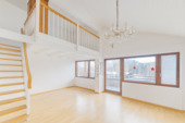 Wohnzimmer mit Galerie - 3 Zimmer Etagenwohnung zum Kaufen in Siegsdorf