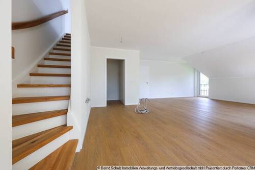 11 Küche und Treppe zum ausgebauten DG - 