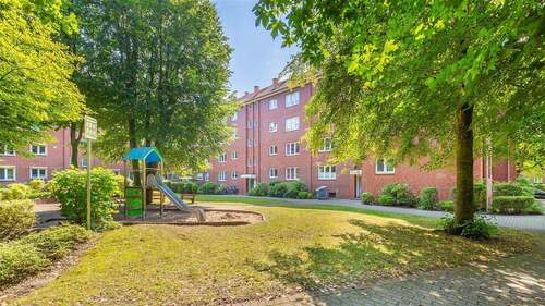 Hausansicht - Lichtdurchflutete und sanierte 2-Zimmer Wohnung in schöner Lage von Niendorf