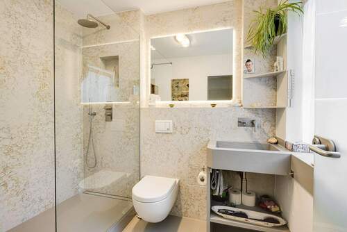 schönes Bad mit XXL-Dusche - 