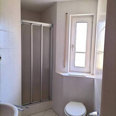 Bad mit Dusche und Wanne - 