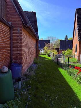 seitliche Rasenfläche.jpg - 