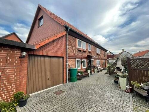 Vorderseite Hauseingang und Garage - 6 Zimmer Mehrfamilienhaus, Wohnhaus in Holle