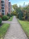 Zuwegung - Attraktive 3-Zimmer-Gartenwohnung mit ca. 81 qm Wohnfläche und TG Stellplatz