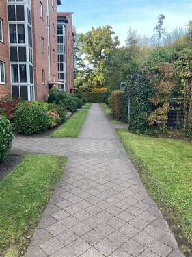 Zuwegung - Attraktive 3-Zimmer-Gartenwohnung mit ca. 81 qm Wohnfläche und TG Stellplatz