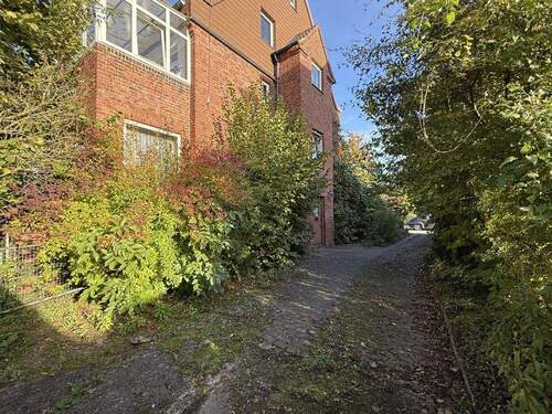 Auffahrt mit Stellplätzen - 