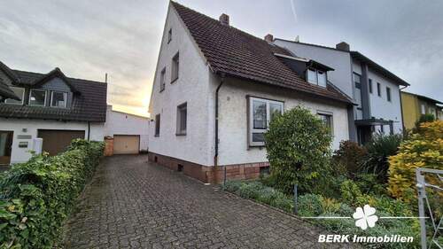 Titelbild - BERK Immobilien - Familienfreundliches Haus mit viel Platz und vielseitigem Nebengebäude