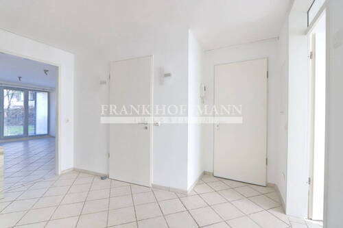 Flur mit Eingangstür - 