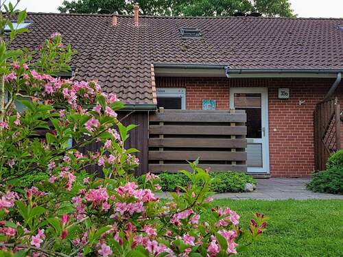 Hauseingang und Ostterrasse - Ferienhaus Boltenhagen - 319.000,00&nbsp;EUR Kaufpreis, ca.&nbsp; 68,00&nbsp;m&sup2;&nbsp;Wohnfl&auml;che