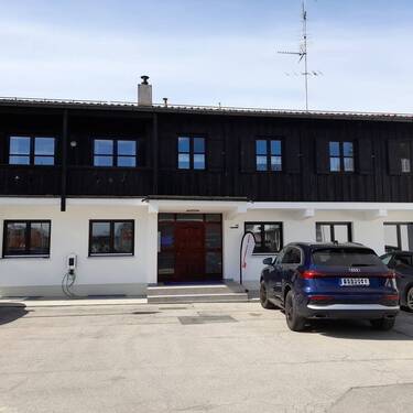 Hausansicht + Parkplätze - 