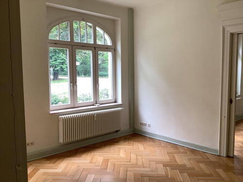 Lichtdurchflutetes Wohnzimmer - 